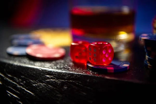 Live AduQ dealer session showing card distribution, hand rankings, and multilingual commentary