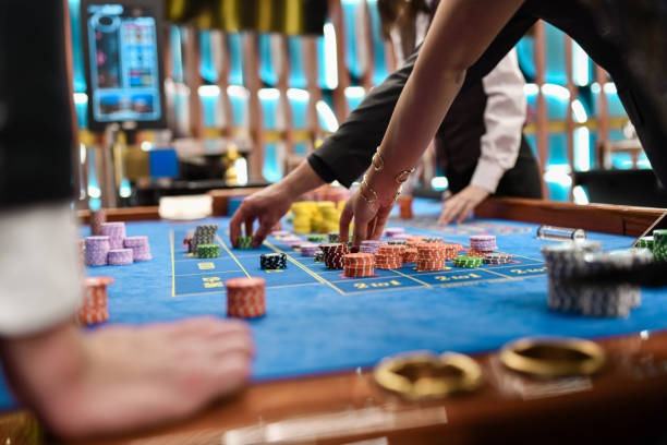 AduQ table interface showing betting limits, hand rankings, and payout structure